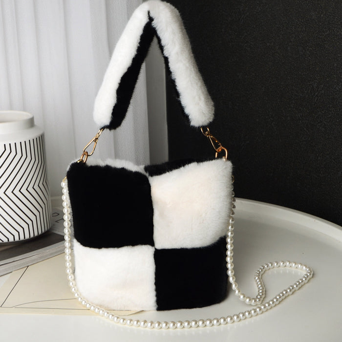 Sac seau en peluche damier avec conception de chaîne de perles sacs à main de luxe de mode d'hiver pour les femmes sacs à bandoulière de Shopping personnalisés