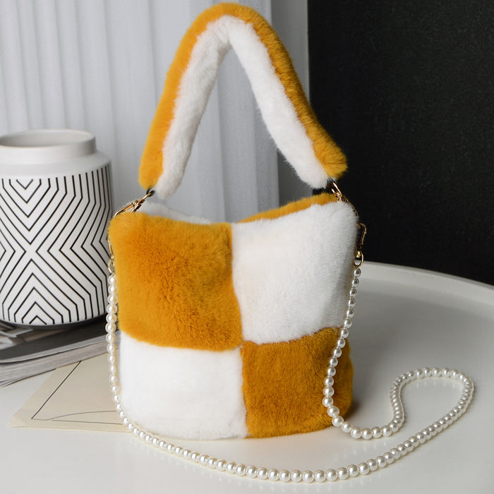 Sac seau en peluche damier avec conception de chaîne de perles sacs à main de luxe de mode d'hiver pour les femmes sacs à bandoulière de Shopping personnalisés