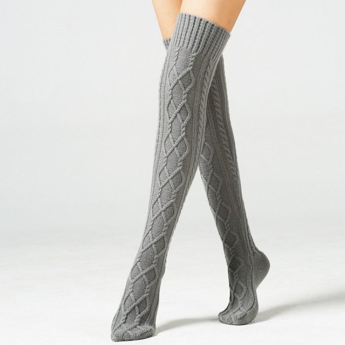 Über die Kniebeinwärmer in den Innenhausesocken gestrickt
