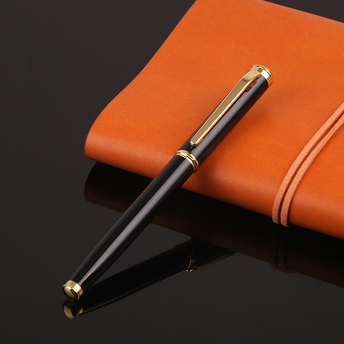 Les étudiants en bureau d'affaires s'entraînent à écrire un stylo à encre