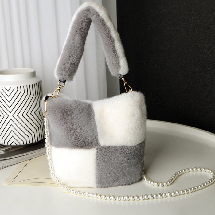 Sac seau en peluche damier avec conception de chaîne de perles sacs à main de luxe de mode d'hiver pour les femmes sacs à bandoulière de Shopping personnalisés