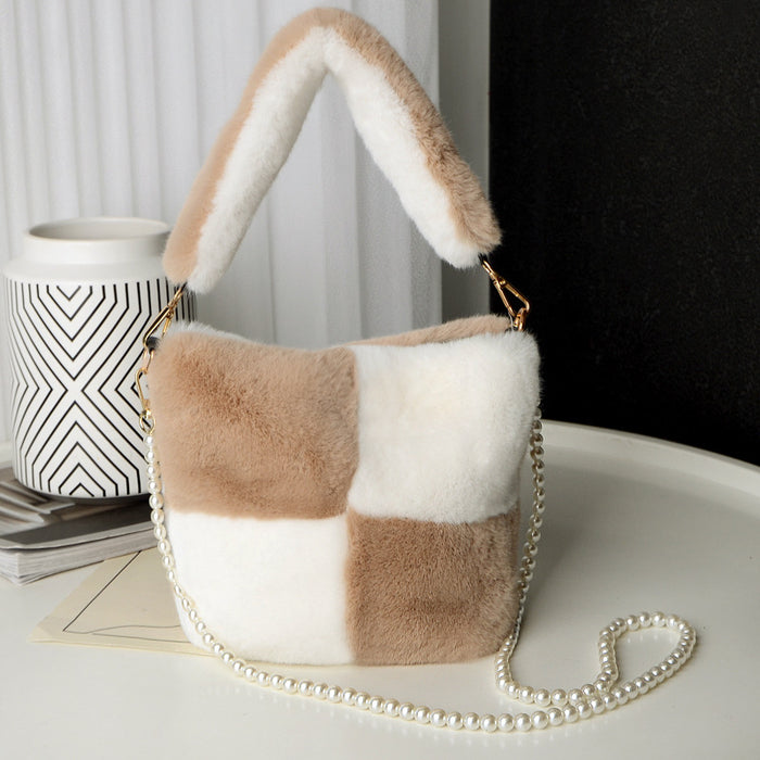 Sac seau en peluche damier avec conception de chaîne de perles sacs à main de luxe de mode d'hiver pour les femmes sacs à bandoulière de Shopping personnalisés