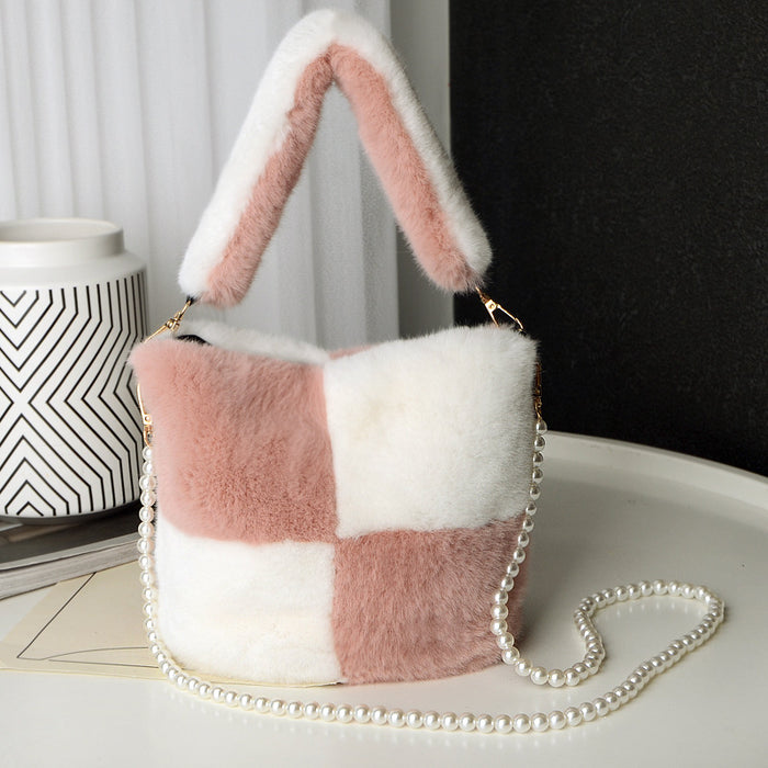 Sac seau en peluche damier avec conception de chaîne de perles sacs à main de luxe de mode d'hiver pour les femmes sacs à bandoulière de Shopping personnalisés