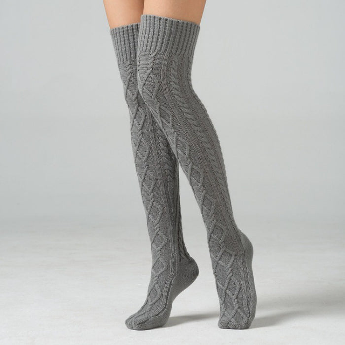 Über die Kniebeinwärmer in den Innenhausesocken gestrickt