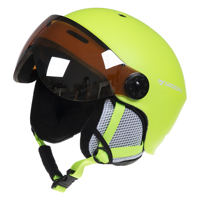 Skihelm mit Schutzbrille