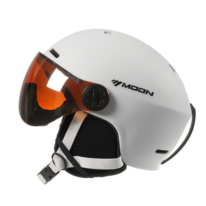 Skihelm mit Schutzbrille