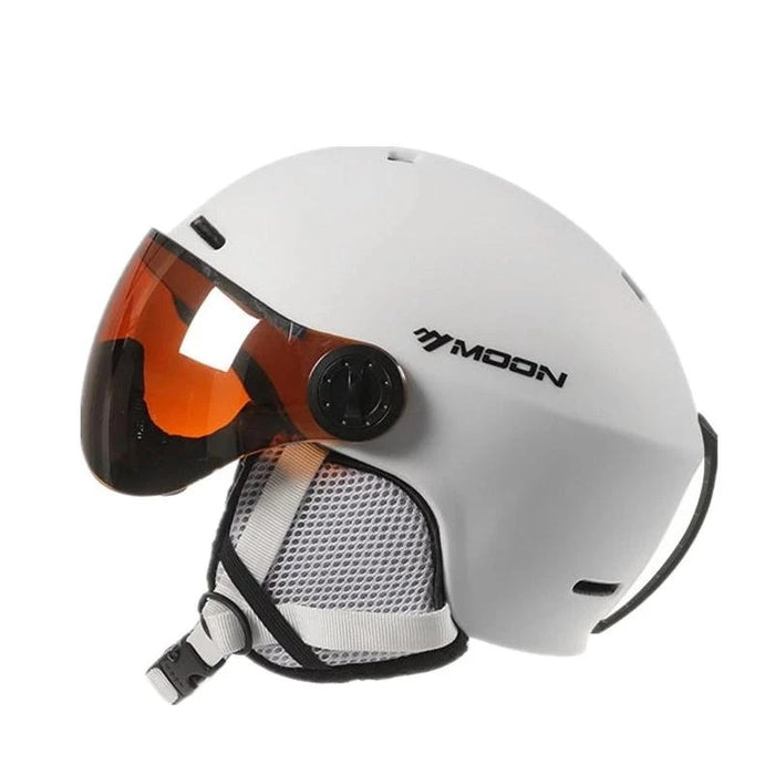 Skihelm mit Schutzbrille