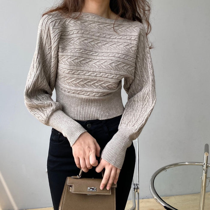 Feminines Temperament trägt kurzen Pullover mit Rundhalsausschnitt