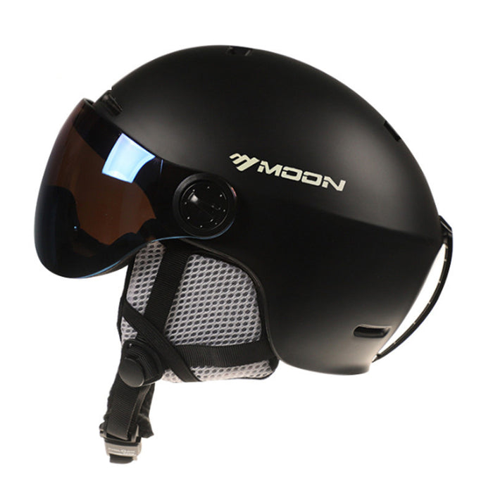 Skihelm mit Schutzbrille