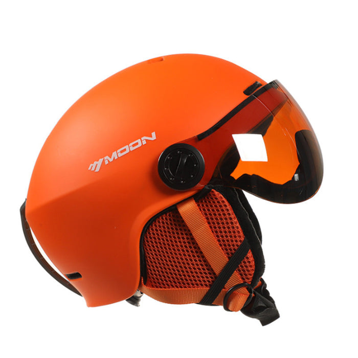 Skihelm mit Schutzbrille